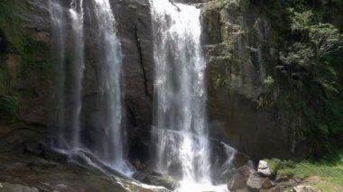 Güzel Ramboda şelale içinde merkezi Sri Lanka. Ağır çekim. 240 fps hızında filme