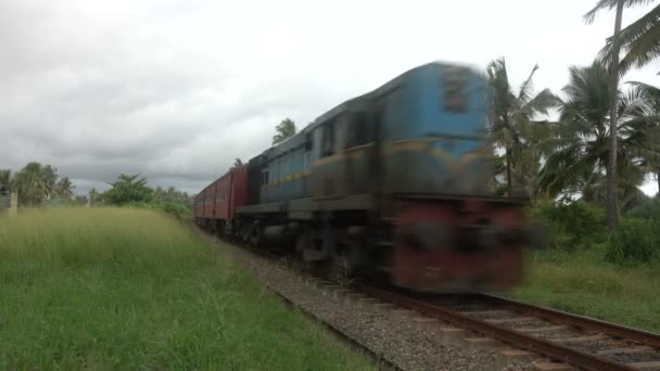 Wadduwa Sri Lanka May 2018 Passenger Train Passes Residential Area — Stock Video