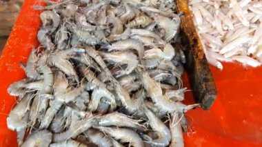 Sri Lanka'da balık dükkanında tezgahta satılık taze karides ve balık