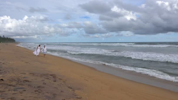 Jong Stel Liefde Wandelingen Het Strand Bij Zonsondergang Handen Vasthouden — Stockvideo