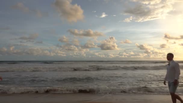 Молода Закохана Пара Йде Один Одного Через Пляж Зустрічається Цілується — стокове відео