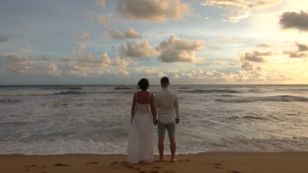 Jovem Casal Apaixonado Encontro Romântico Encontra Pôr Sol Praia Mãos — Vídeo de Stock