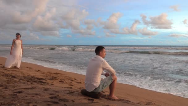 Giovane Coppia Innamorata Appuntamento Romantico Incontra Tramonto Sulla Spiaggia — Video Stock