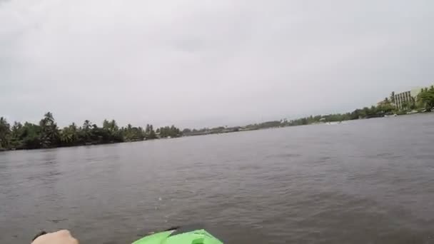 Widok Pierwszoosobowy Wyścigu Nartach Wodnych Rzece Bentota Ganga Sri Lance — Wideo stockowe