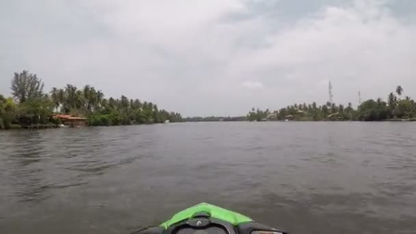 Widok Pierwszoosobowy Wyścigu Nartach Wodnych Rzece Bentota Ganga Sri Lance — Wideo stockowe