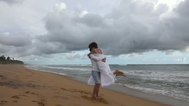 Jovem Casal Apaixonado Rodopiando Abraçando Praia Oceano Pôr Sol Movimento — Vídeo de Stock
