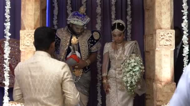 Wadduwa Sri Lanka Mei 2018 Mooie Huwelijksceremonie Sri Lanka Jonggehuwden — Stockvideo