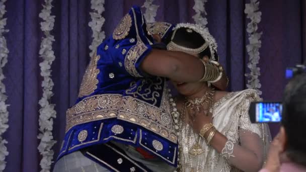 ワドゥワ スリランカ 2018年5月11日 スリランカの美しい結婚式 伝統的な衣装を着た新婚夫婦がアーチの下に立っています 新郎新婦との結婚式の場所 — ストック動画