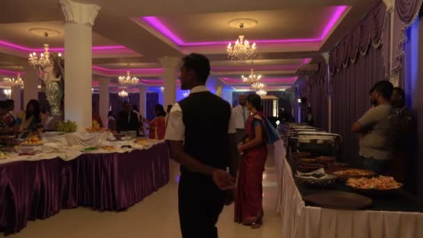 Wadduwa Sri Lanka Mei 2018 Bruiloft Feestzaal Mensen Zitten Aan — Stockvideo