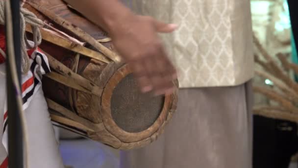 Hand Eines Mannes Der Eine Trommel Spielt Nahaufnahme Trauung Sri — Stockvideo