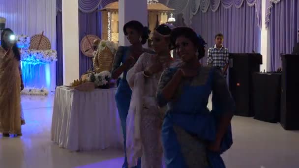 瓦杜瓦 斯里兰卡 2018年5月11日 新娘为新郎跳传统的斯里兰卡婚礼舞蹈 斯里兰卡的传统婚礼 — 图库视频影像