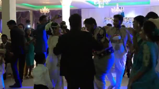 Wadduwa Sri Lanka Mai 2018 Das Brautpaar Tanzt Mit Gästen — Stockvideo