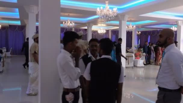 瓦杜瓦 斯里兰卡 2018年5月11日 婚宴大厅 人们坐在桌旁 婚礼地点 斯里兰卡的传统婚礼 — 图库视频影像