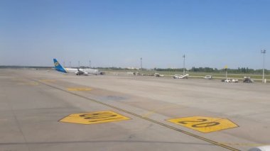 Kiev, Borispol, Ukrayna-Mayıs 02, 2018: havaalanında hareket eden bir uçağın penceresinden görüntüleyin. Kalkış için hazırlanıyor