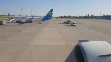Kiev, Borispol, Ukrayna-Mayıs 02, 2018: havaalanında hareket eden bir uçağın penceresinden görüntüleyin. Kalkış için hazırlanıyor
