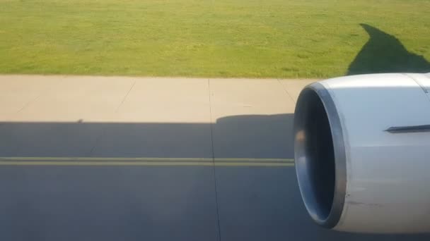 Vista Desde Ventana Avión Que Mueve Aeropuerto Preparándose Para Despegue — Vídeos de Stock