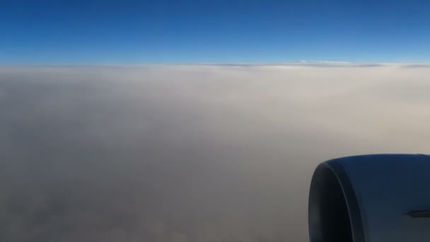 在云层上空飞行时 从带有涡轮的飞行飞机的窗口观看 — 图库视频影像
