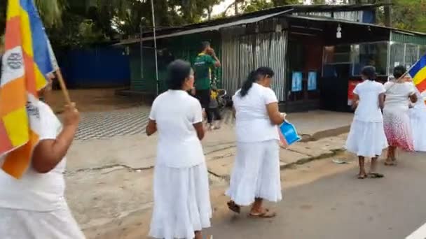 Wadduwa Sri Lanka Maggio 2018 Persone Abiti Bianchi Camminano Lungo — Video Stock