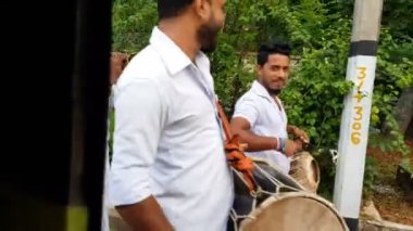 Wadduwa, Sri Lanka - 05 Mayıs 2018: Üç yerel adam Sri Lanka caddesi boyunca yürüyüp geleneksel müzik aletleri çalıyor