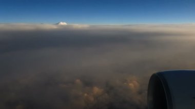 Yıldırım bulutları aracılığıyla bir türbin ile uçan bir uçağın penceresinden görünüm
