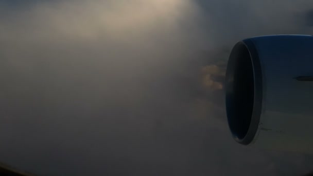 Vista Desde Ventana Avión Volador Con Una Turbina Través Nubes — Vídeo de stock