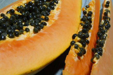 Closeup içinde tohumları ile Taze dilimlenmiş papaya