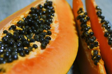 Closeup içinde tohumları ile Taze dilimlenmiş papaya