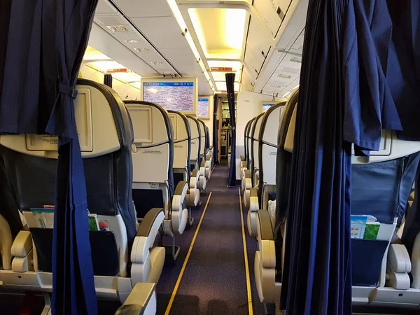 Airport Borispol, Airlines Uia, Ukraine - 02 Mayıs 2018: Uçak kabininde yolcu koltukları ve koridor