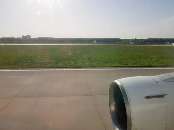 Vista da janela de um avião em movimento no aeroporto. Preparação para a descolagem — Fotografia de Stock