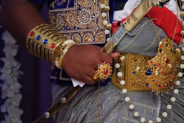 Geleneksel Sri Lankalı damat düğün kostümü. Sri Lanka'da Düğün