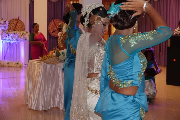 Wadduwa, Sri Lanka - 11 de maio de 2018: Noiva dança tradicional do casamento do Sri Lanka para o noivo — Fotografia de Stock