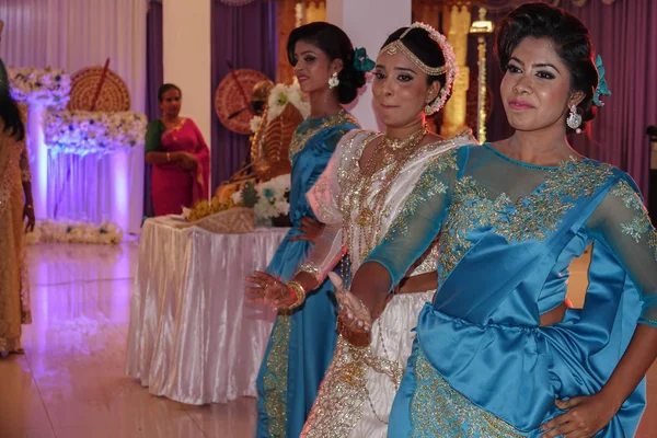 Wadduwa, Sri Lanka - 11 de maio de 2018: Noiva dança tradicional do casamento do Sri Lanka para o noivo — Fotografia de Stock