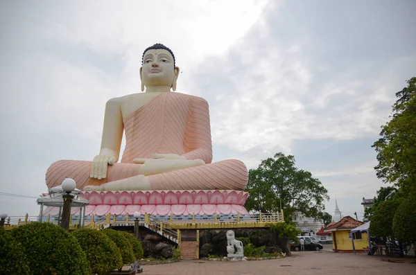 Estatua de Buda sentada, Templo Kande Viharaya en Sri Lanka Fotos de stock libres de derechos