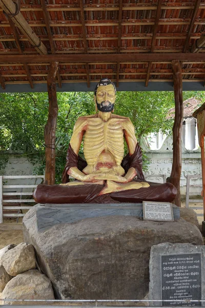 Wadduwa, Sri Lanka - 05 maggio 2018: Tempio buddista Mahigarjanaramaya e monumento religioso Kirama Ananda Himi a Wadduwa, Sri Lanka — Foto Stock