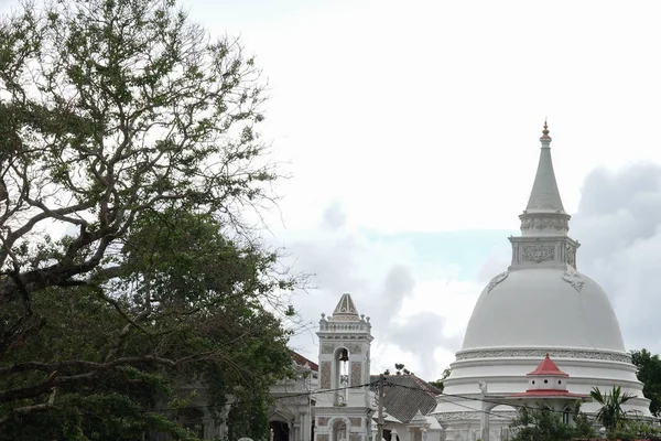 Храм Ранкот Вихарая в Панадуре, Шри-Ланка. Место поклонения Стоковое Фото