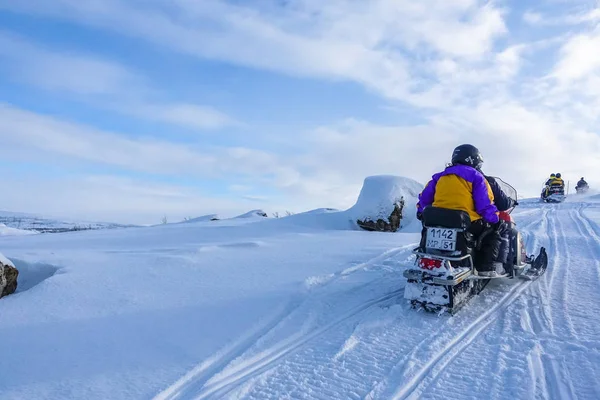 Jinete Moto Nieve Las Montañas Estación Esquí Amut Rusia Siguiente — Foto de Stock