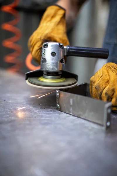 Arbetar Metallverkstad Man Handskar Arbetar Som Metallkvarn Närbild — Stockfoto