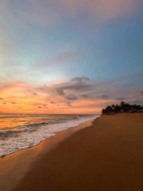 Gün batımında denizde dalgalar Tayland 'da bir adada.