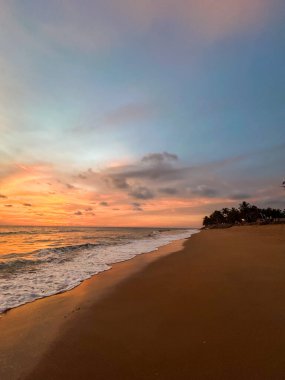 Gün batımında denizde dalgalar Tayland 'da bir adada.