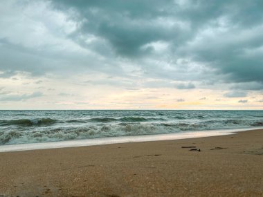 Tayland 'da bulutlu havada deniz dalgaları. Yüksek kalite fotoğraf