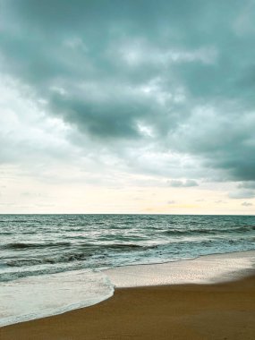 Tayland 'da bulutlu havada deniz dalgaları. Yüksek kalite fotoğraf