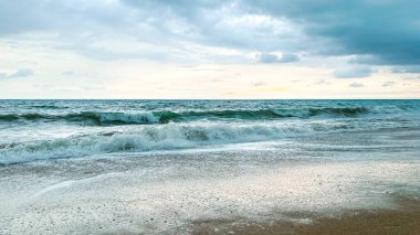 Tayland 'da bulutlu havada deniz dalgaları. Yüksek kalite fotoğraf