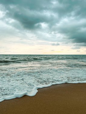 Tayland 'da bulutlu havada deniz dalgaları. Yüksek kalite fotoğraf