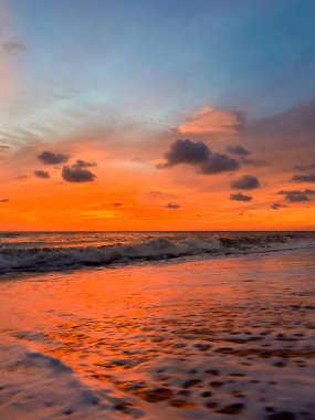 Gün batımında denizde dalgalar Tayland 'da bir adada.