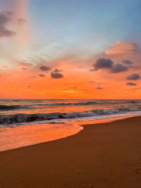 Gün batımında denizde dalgalar Tayland 'da bir adada.