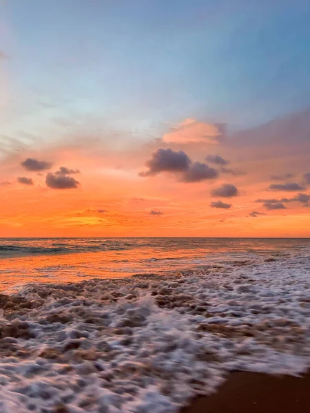Gün batımında denizde dalgalar Tayland 'da bir adada.