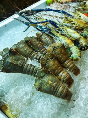 Gece pazarında satılık deniz ürünleri. Tayland turizm pazarı