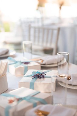 Dekorasyonlar ve yumuşak ışıklandırmalarla bir şenlik masasına yerleştirilmiş zarif bir hediye kutusu. Tatiller, etkinlikler, düğünler, partiler ve reklamlar için mükemmel.