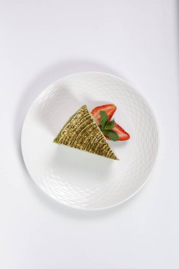 Beyaz tabakta peynirli kremalı ıspanaklı krep..