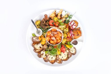 Tavuklu tavuk, sosis, bacak, bıldırcın ve beyaz arka planda garnitür..